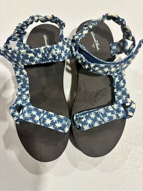 Universal Thread Navy Blue Floral Strap Sandals size 7